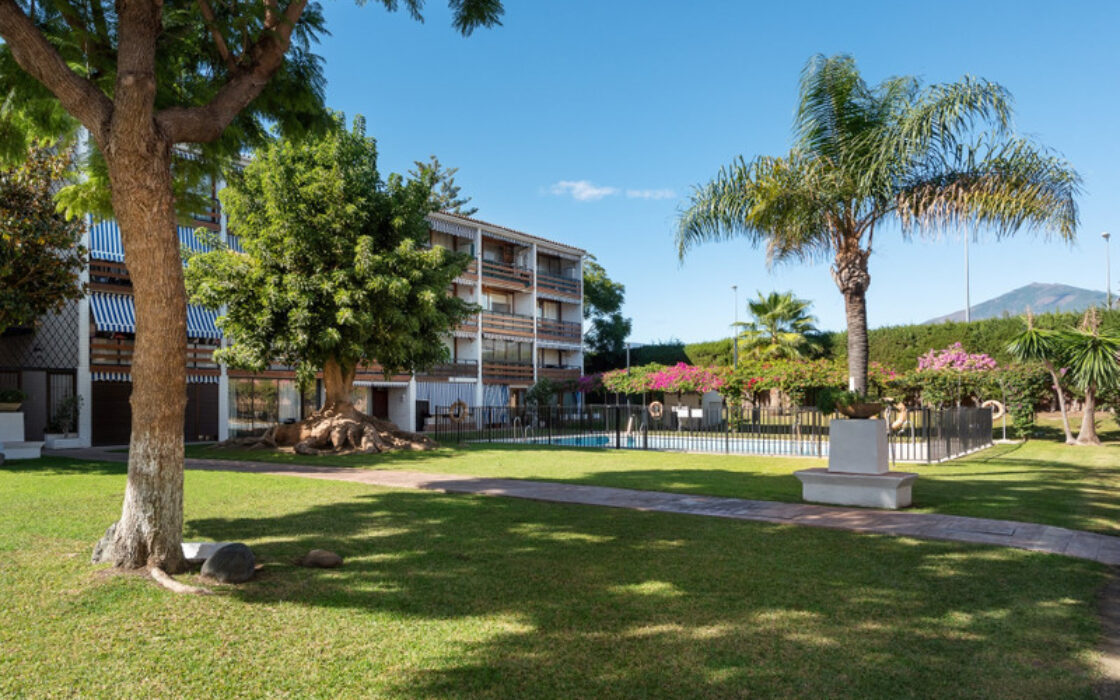 Квартира 2+2 на першому поверсі біля моря в Сан Педро де Алькантара