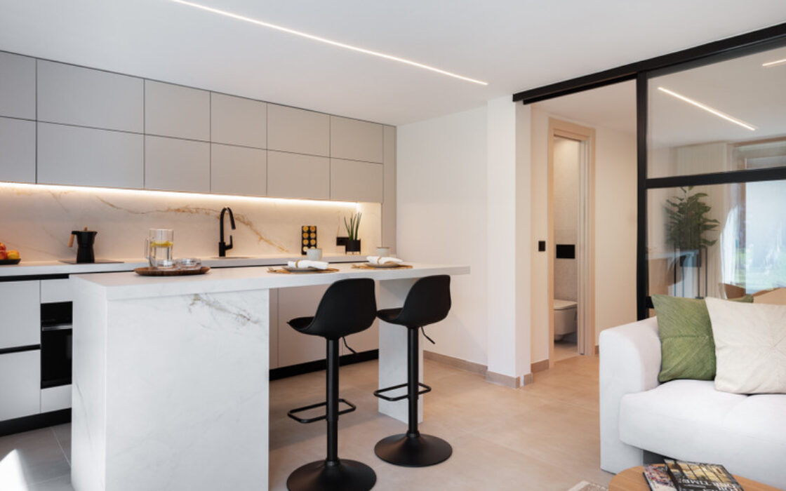 Квартира 2+2 на першому поверсі біля моря в Сан Педро де Алькантара