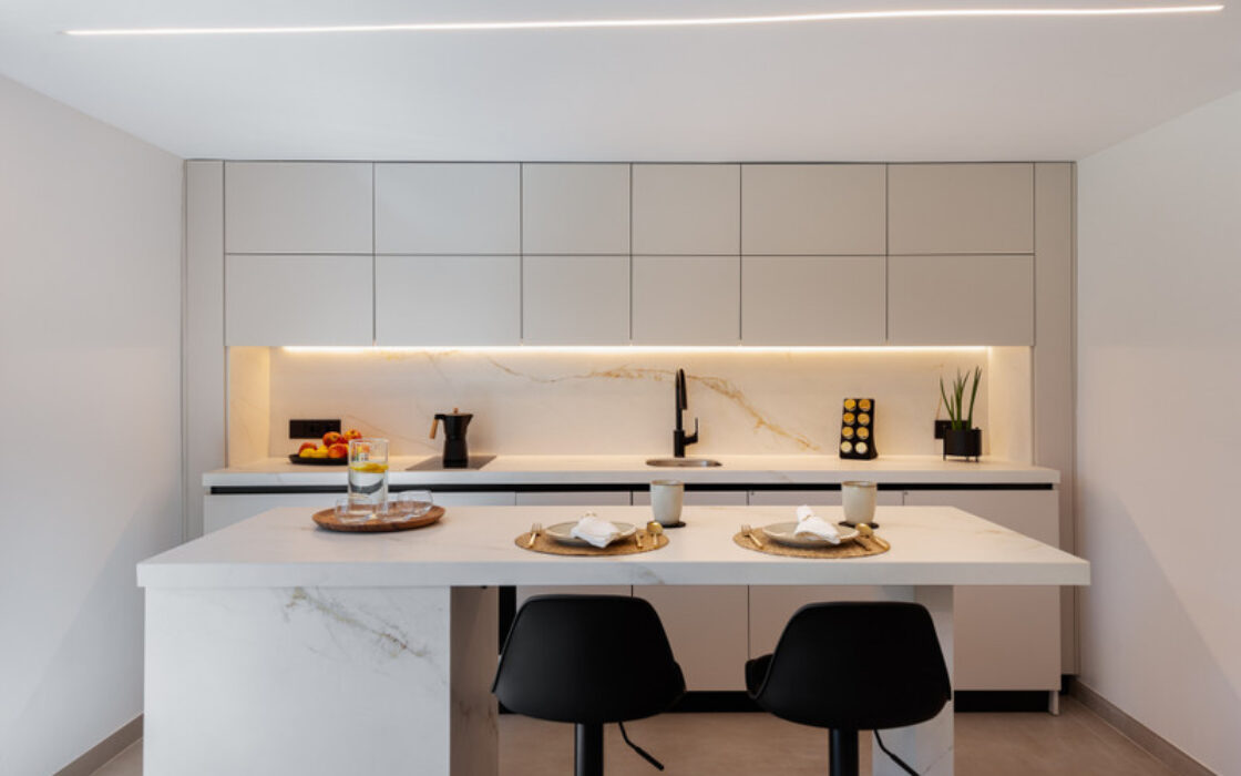 Квартира 2+2 на першому поверсі біля моря в Сан Педро де Алькантара