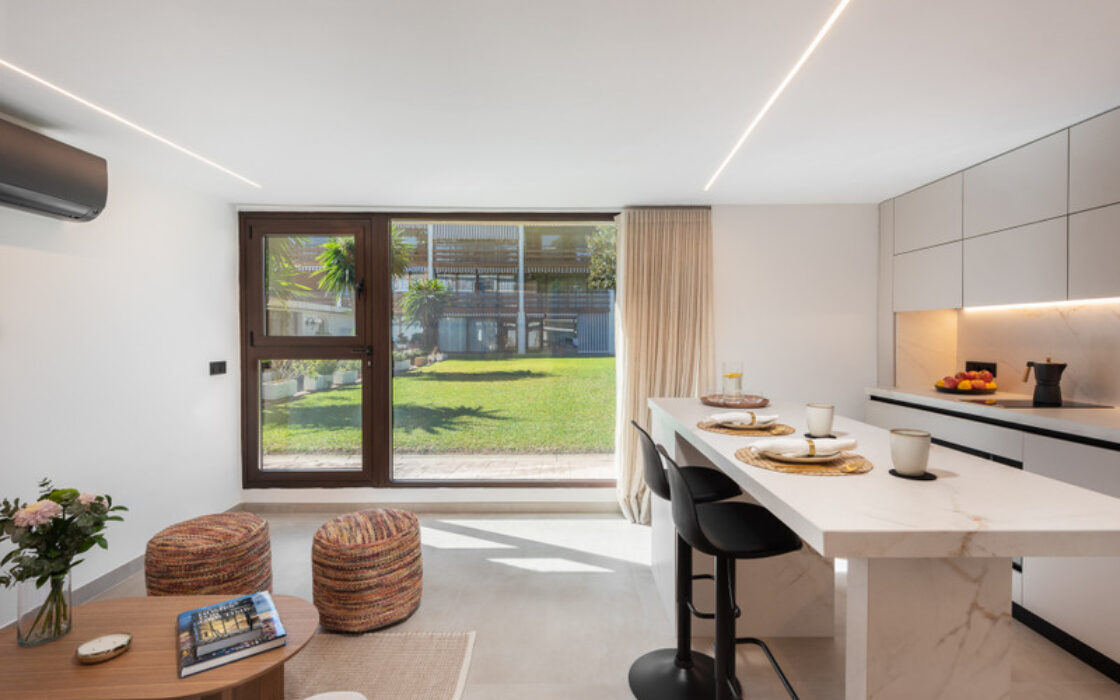 Квартира 2+2 на першому поверсі біля моря в Сан Педро де Алькантара