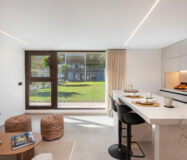 Квартира 2+2 на першому поверсі біля моря в Сан Педро де Алькантара