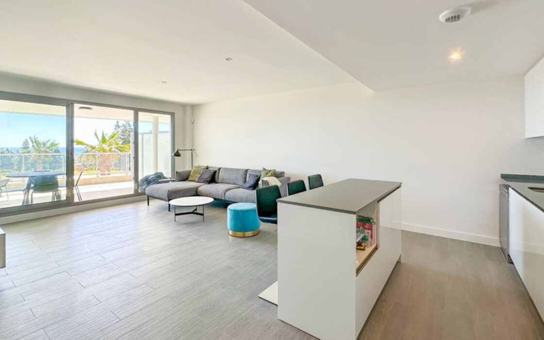 Просторная квартира с террасой и видом на море в новостройке