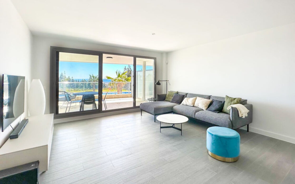 Просторная квартира с террасой и видом на море в новостройке