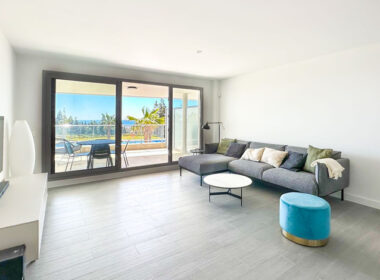 Просторная квартира с террасой и видом на море в новостройке