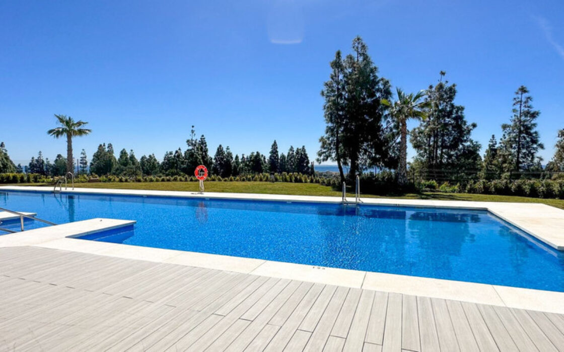 Просторная квартира с террасой и видом на море в новостройке