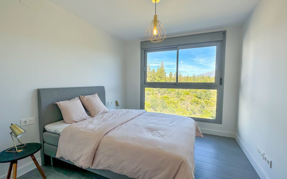 Просторная квартира с террасой и видом на море в новостройке