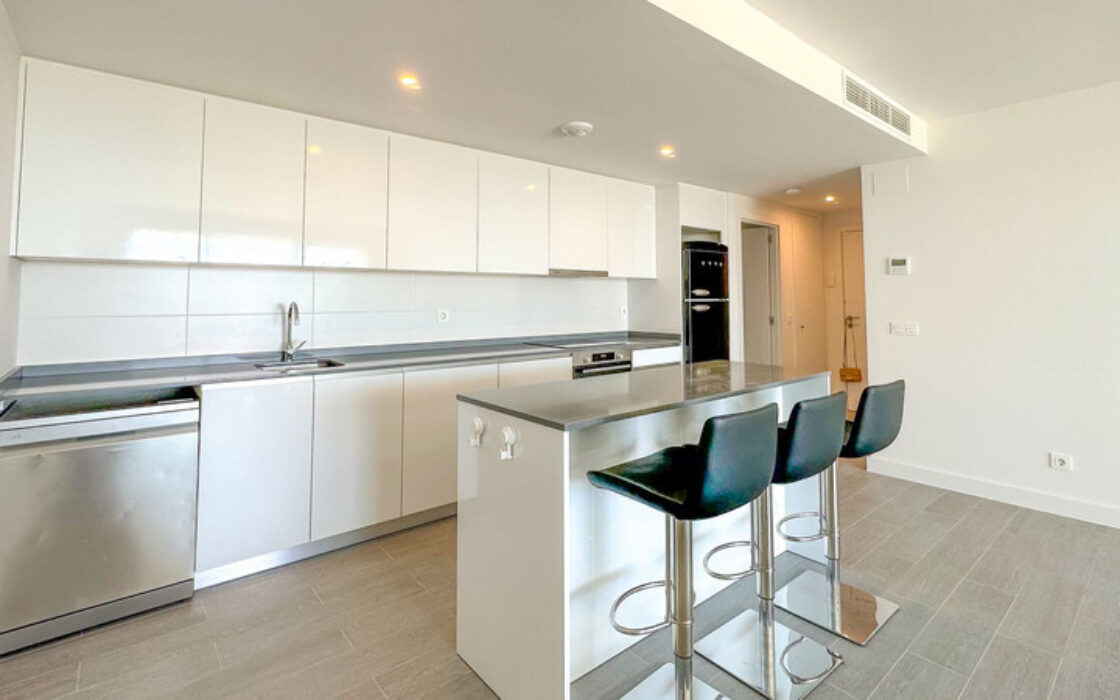 Просторная квартира с террасой и видом на море в новостройке