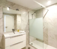 Просторная квартира с террасой и видом на море в новостройке