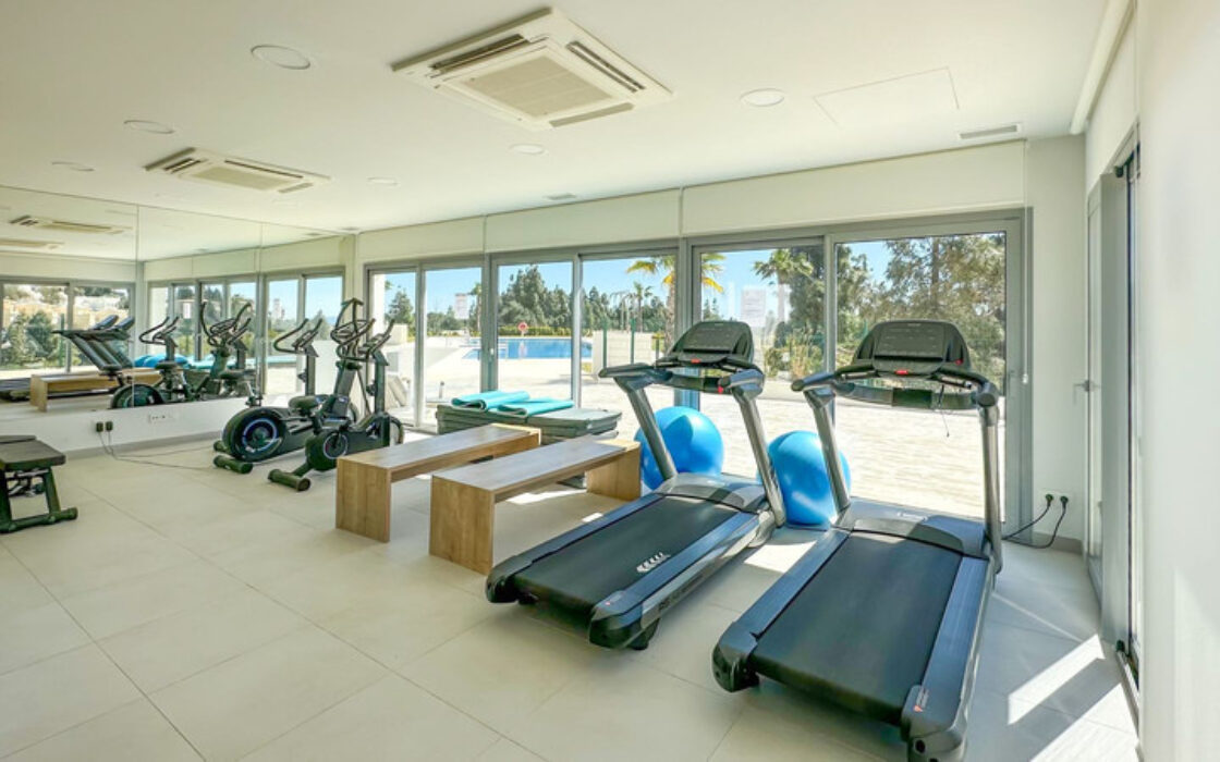 Просторная квартира с террасой и видом на море в новостройке