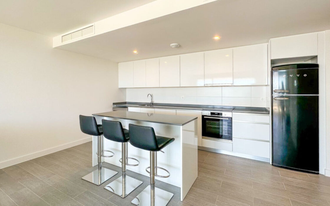 Просторная квартира с террасой и видом на море в новостройке