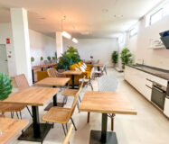 Просторная квартира с террасой и видом на море в новостройке