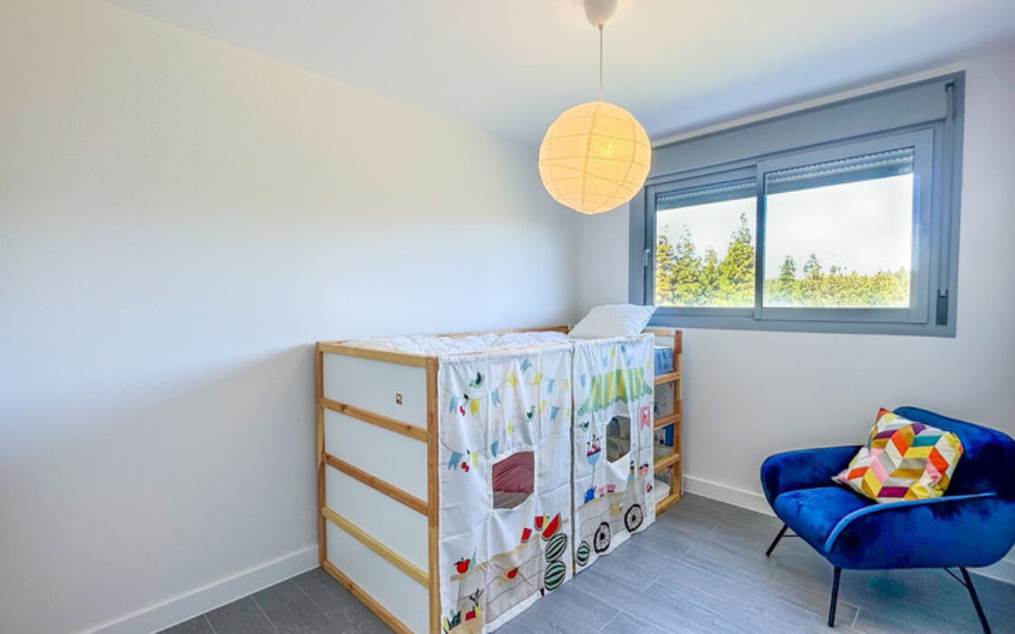 Просторная квартира с террасой и видом на море в новостройке