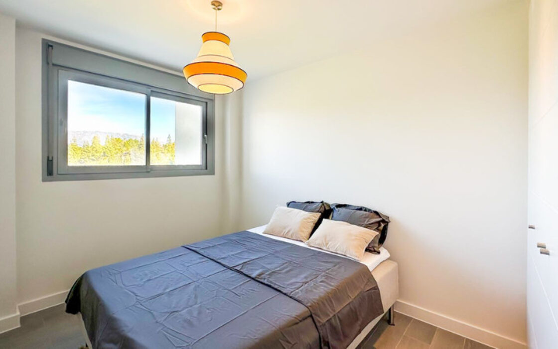 Просторная квартира с террасой и видом на море в новостройке