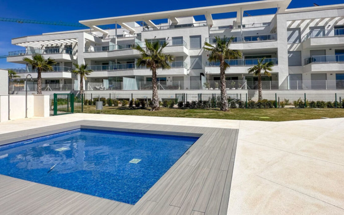 Просторная квартира с террасой и видом на море в новостройке