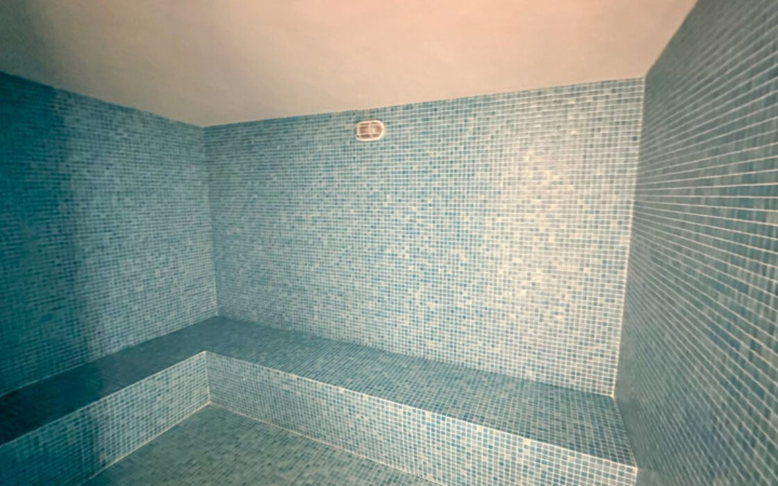 Просторная квартира с террасой и видом на море в новостройке