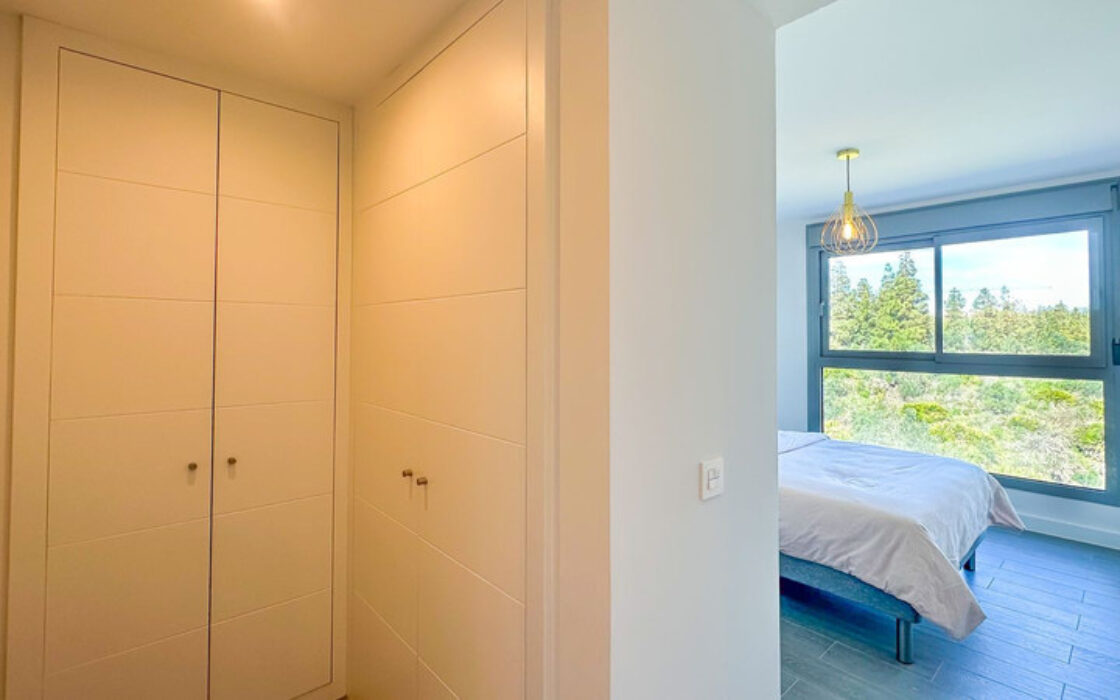 Просторная квартира с террасой и видом на море в новостройке