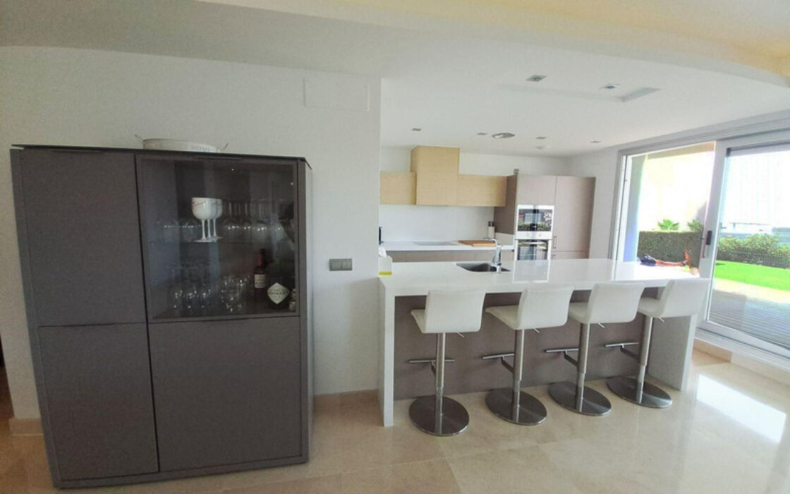 Нова квартира з 4 спальнями в Бенахависі 120 кв.м у гольфа