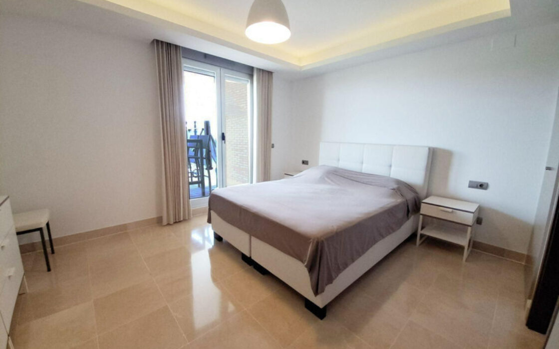 Нова квартира з 4 спальнями в Бенахависі 120 кв.м у гольфа