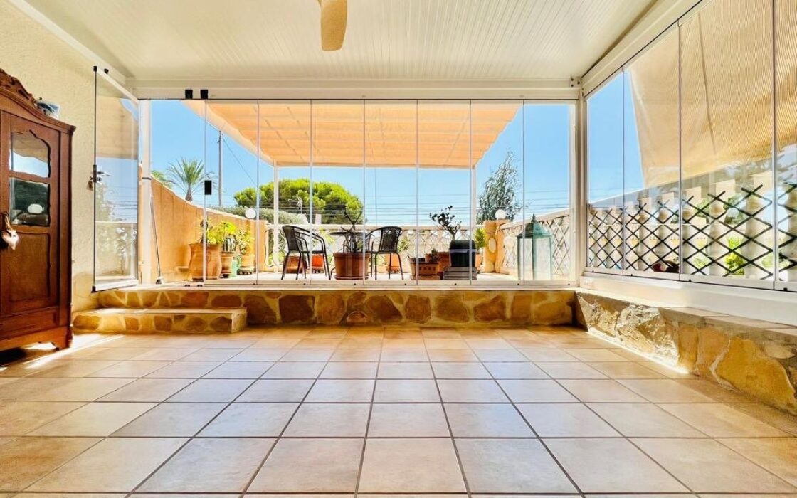 Просторий будинок біля моря в Кальпе, 240 кв.м, 3 спальні