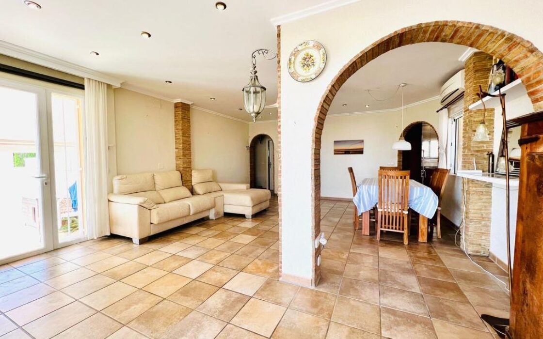 Просторий будинок біля моря в Кальпе, 240 кв.м, 3 спальні