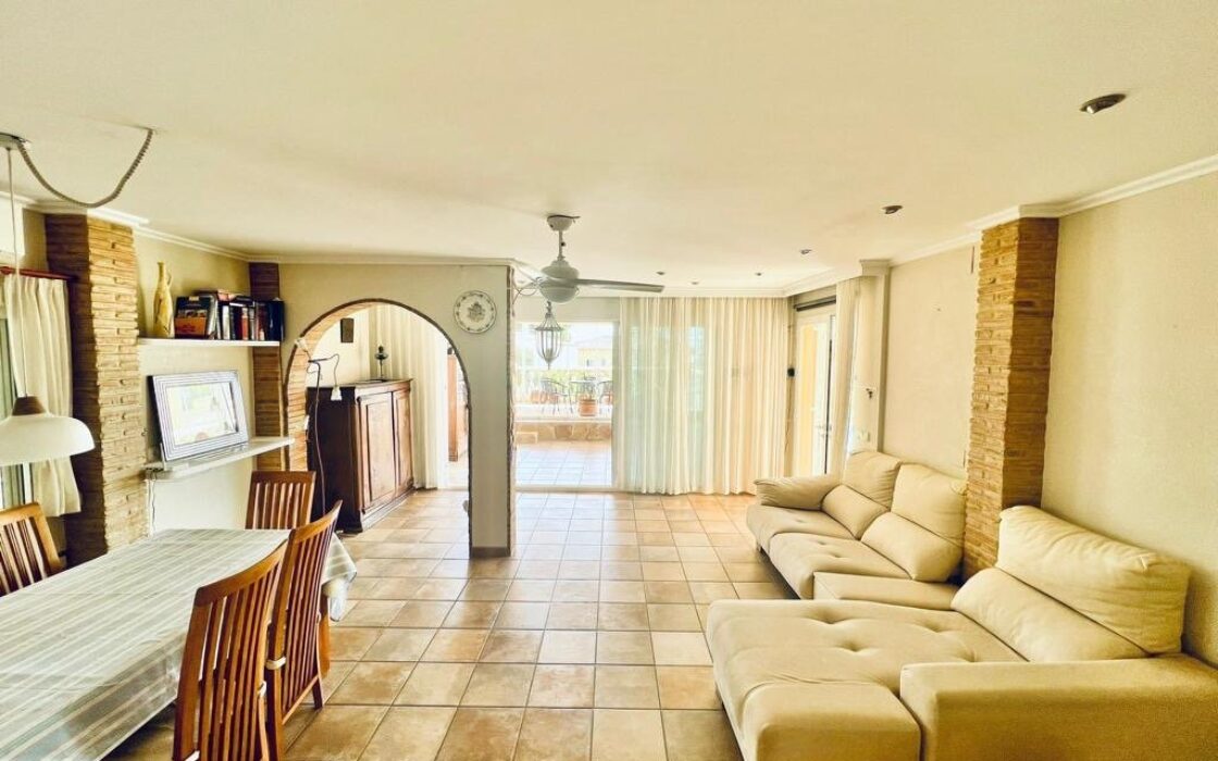 Просторий будинок біля моря в Кальпе, 240 кв.м, 3 спальні