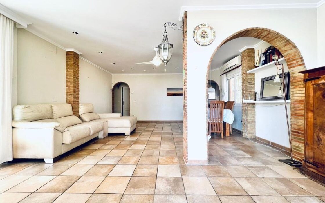 Просторий будинок біля моря в Кальпе, 240 кв.м, 3 спальні