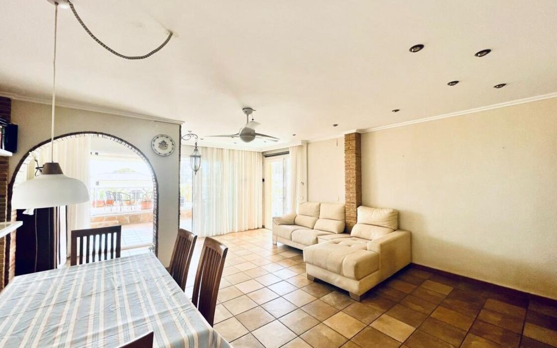 Просторий будинок біля моря в Кальпе, 240 кв.м, 3 спальні