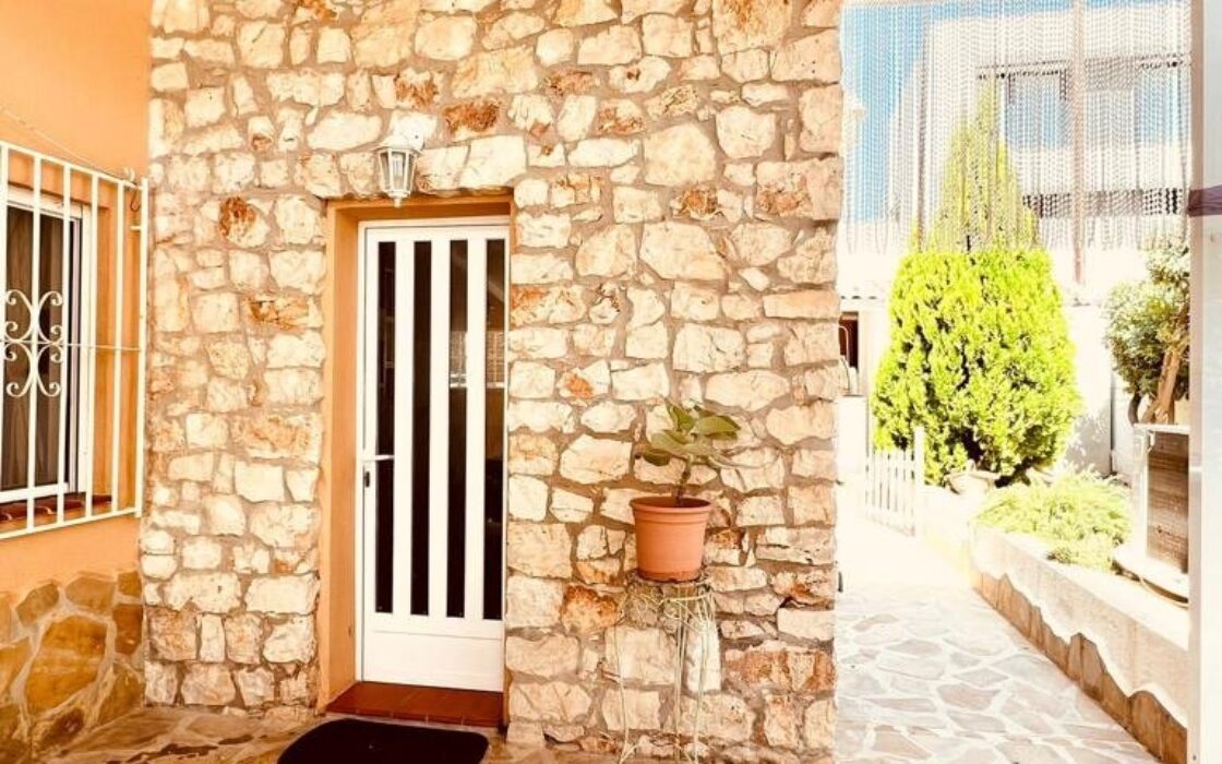 Просторий будинок біля моря в Кальпе, 240 кв.м, 3 спальні