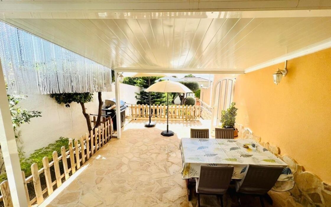 Просторий будинок біля моря в Кальпе, 240 кв.м, 3 спальні