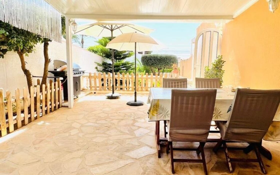 Просторий будинок біля моря в Кальпе, 240 кв.м, 3 спальні