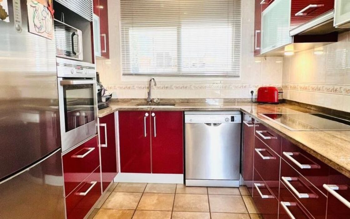 Просторий будинок біля моря в Кальпе, 240 кв.м, 3 спальні