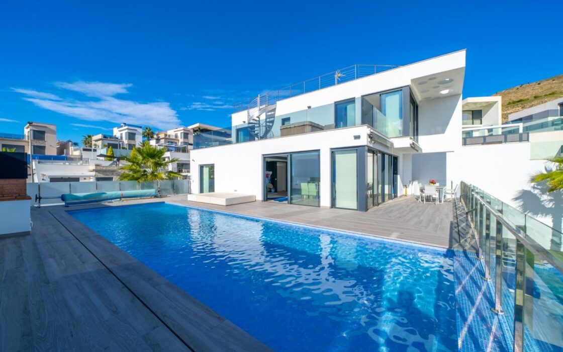 Вилла в Финестрате 327 кв.м с видом на море и бассейном