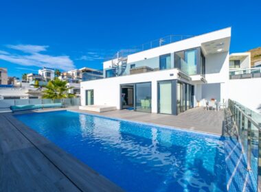 Вилла в Финестрате 327 кв.м с видом на море и бассейном