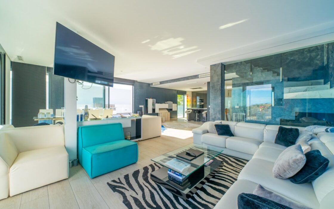 Вилла в Финестрате 327 кв.м с видом на море и бассейном