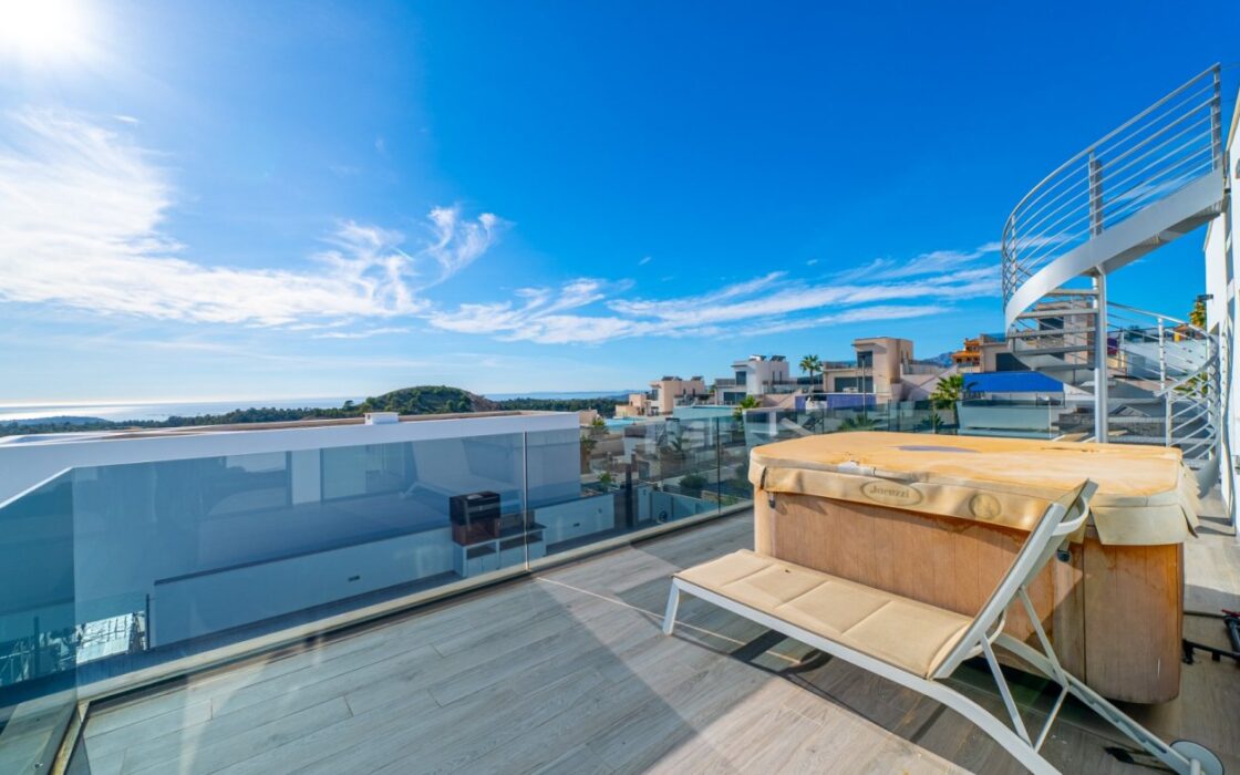 Вилла в Финестрате 327 кв.м с видом на море и бассейном