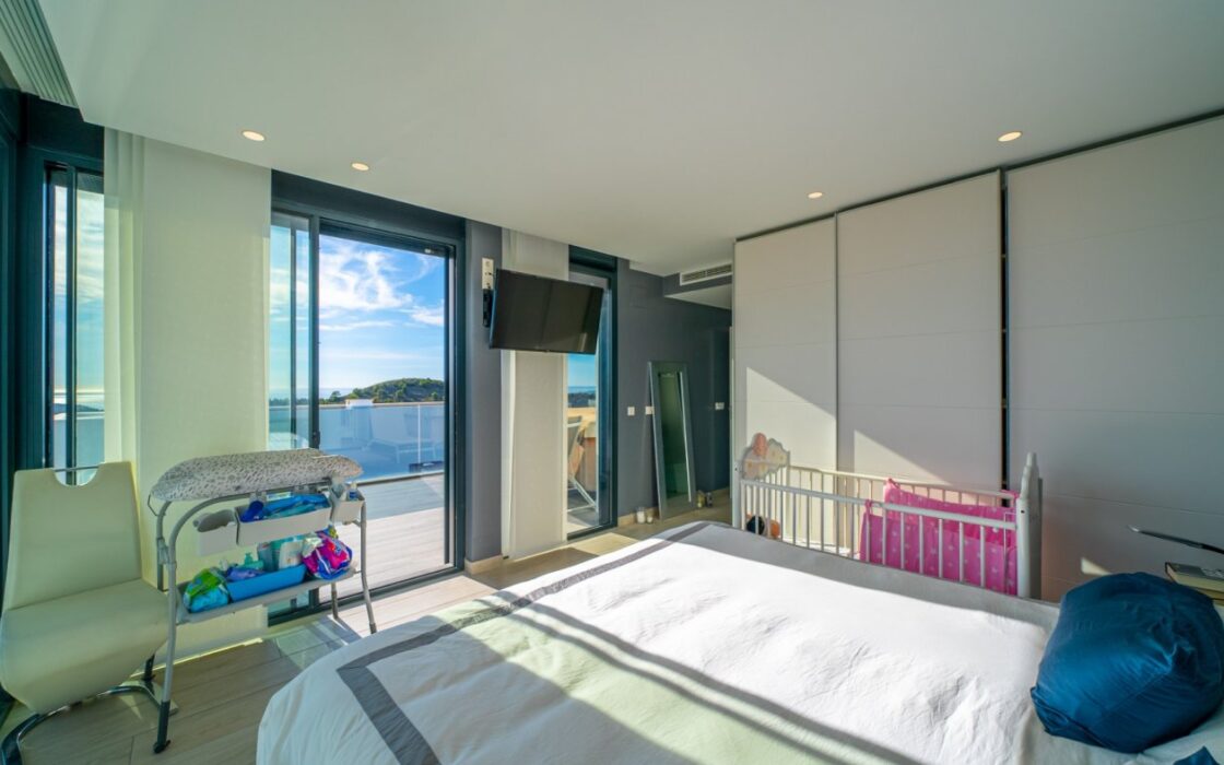 Вилла в Финестрате 327 кв.м с видом на море и бассейном