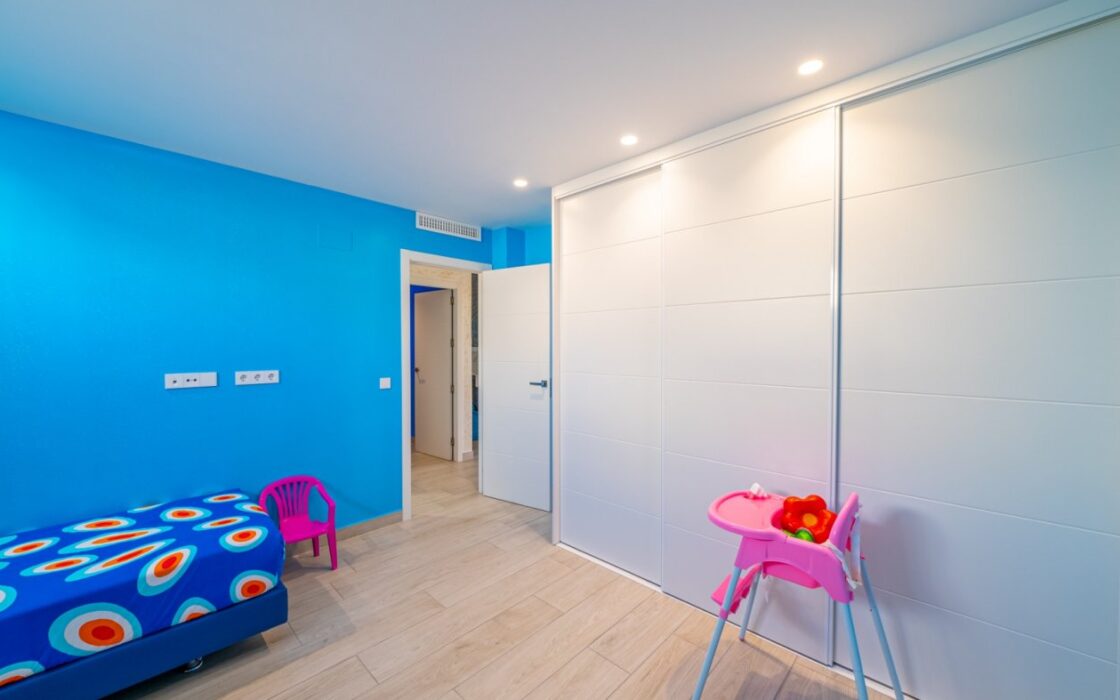 Вилла в Финестрате 327 кв.м с видом на море и бассейном