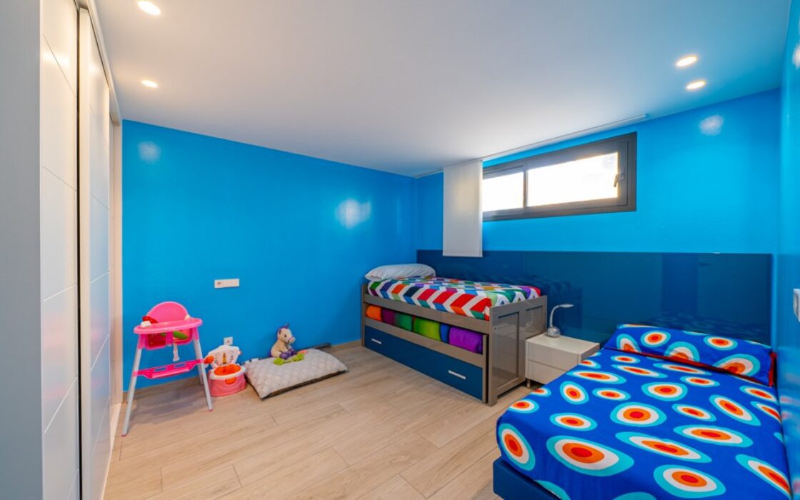 Вилла в Финестрате 327 кв.м с видом на море и бассейном