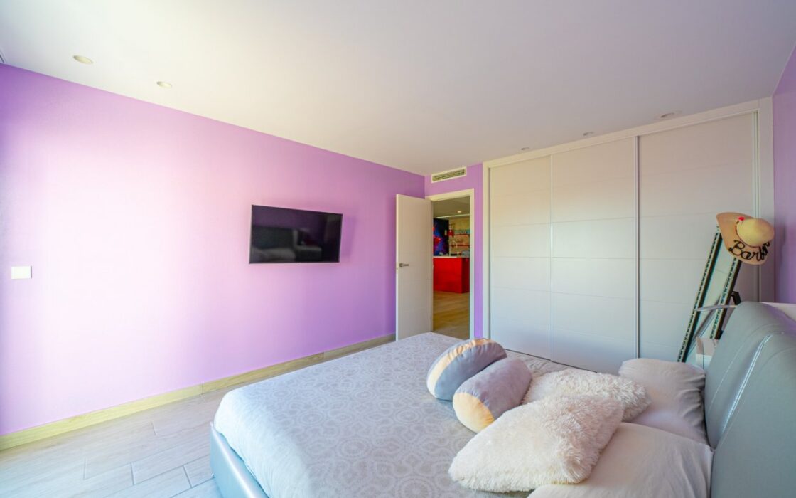 Вилла в Финестрате 327 кв.м с видом на море и бассейном