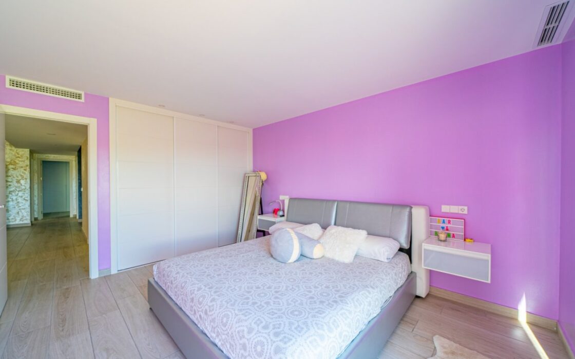 Вилла в Финестрате 327 кв.м с видом на море и бассейном