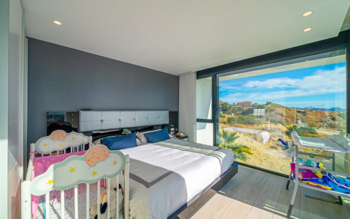 Вилла в Финестрате 327 кв.м с видом на море и бассейном