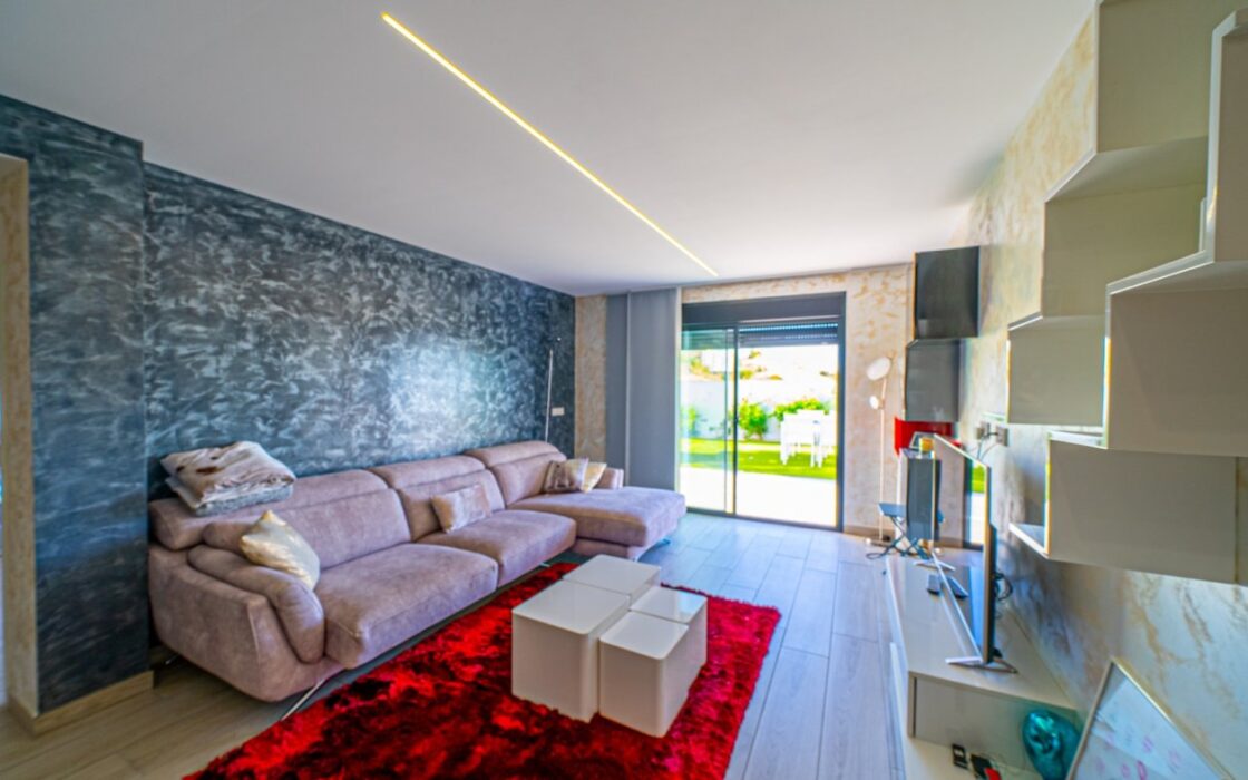 Вилла в Финестрате 327 кв.м с видом на море и бассейном