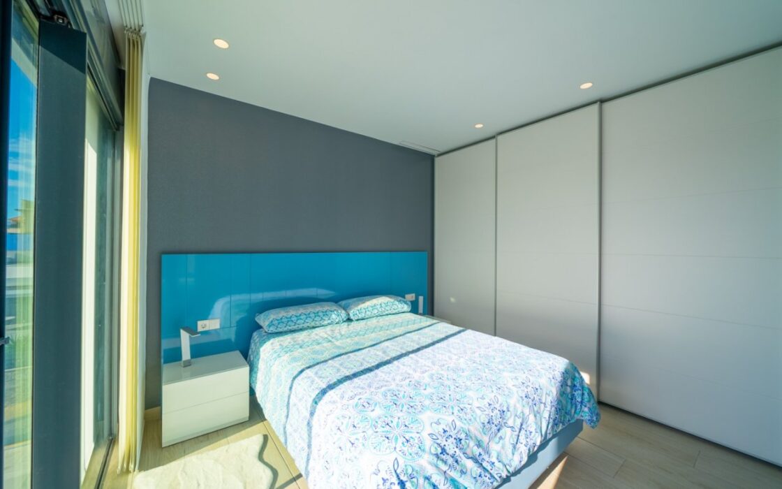 Вилла в Финестрате 327 кв.м с видом на море и бассейном