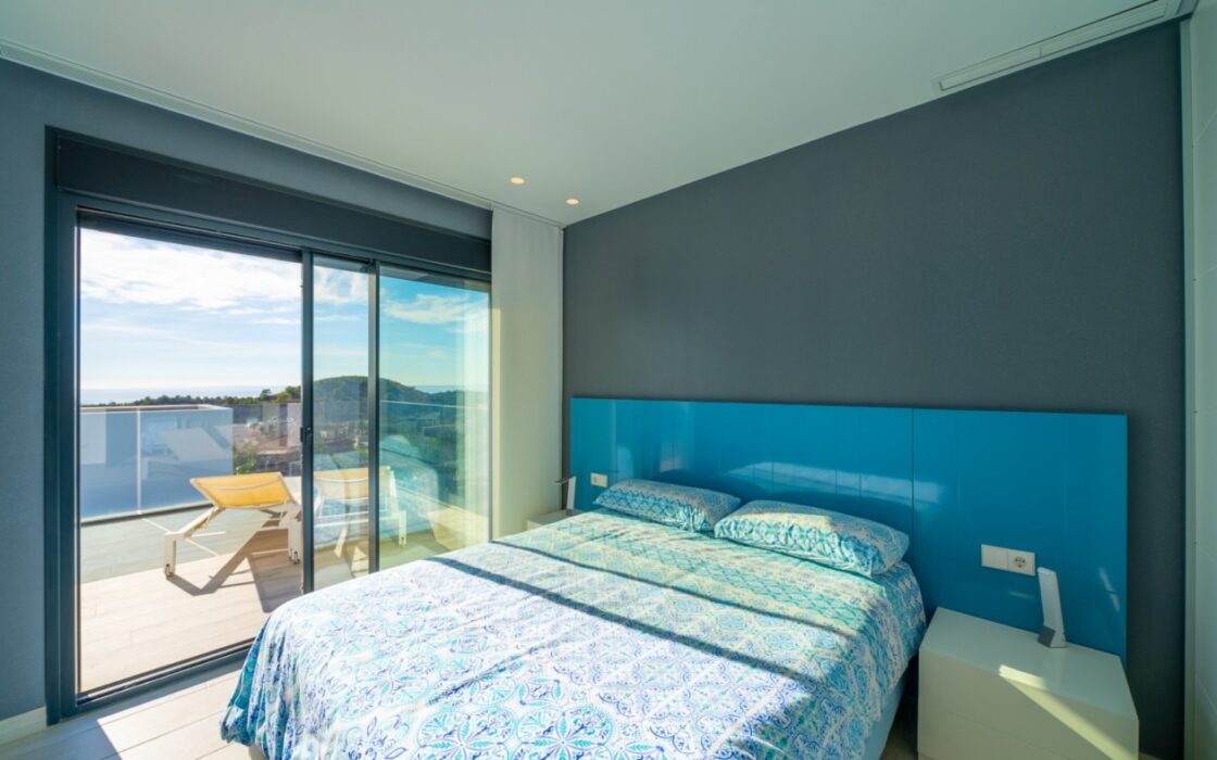 Вилла в Финестрате 327 кв.м с видом на море и бассейном