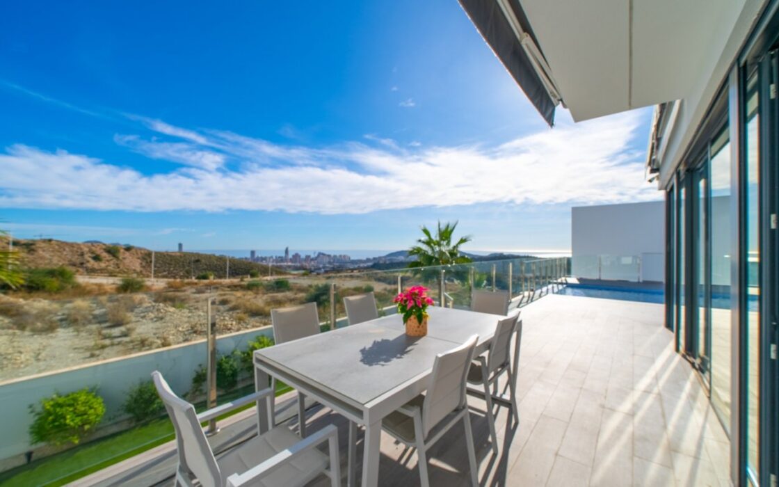 Вилла в Финестрате 327 кв.м с видом на море и бассейном