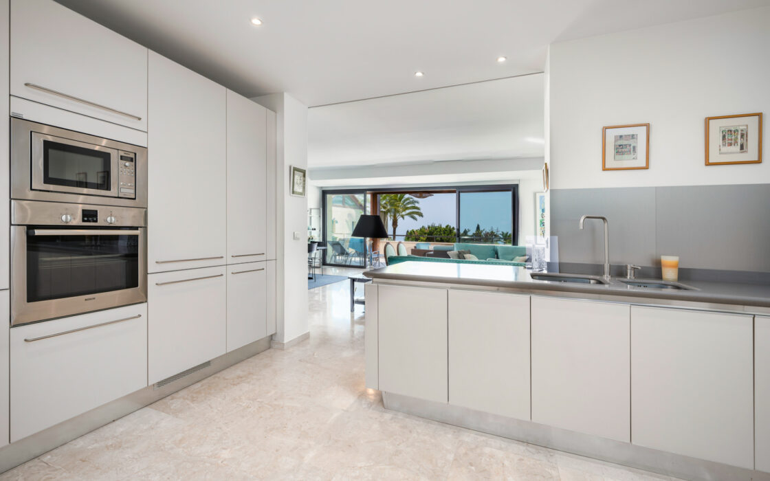 Четырехкомнатная квартира с террасой в Малаге 196 кв.м