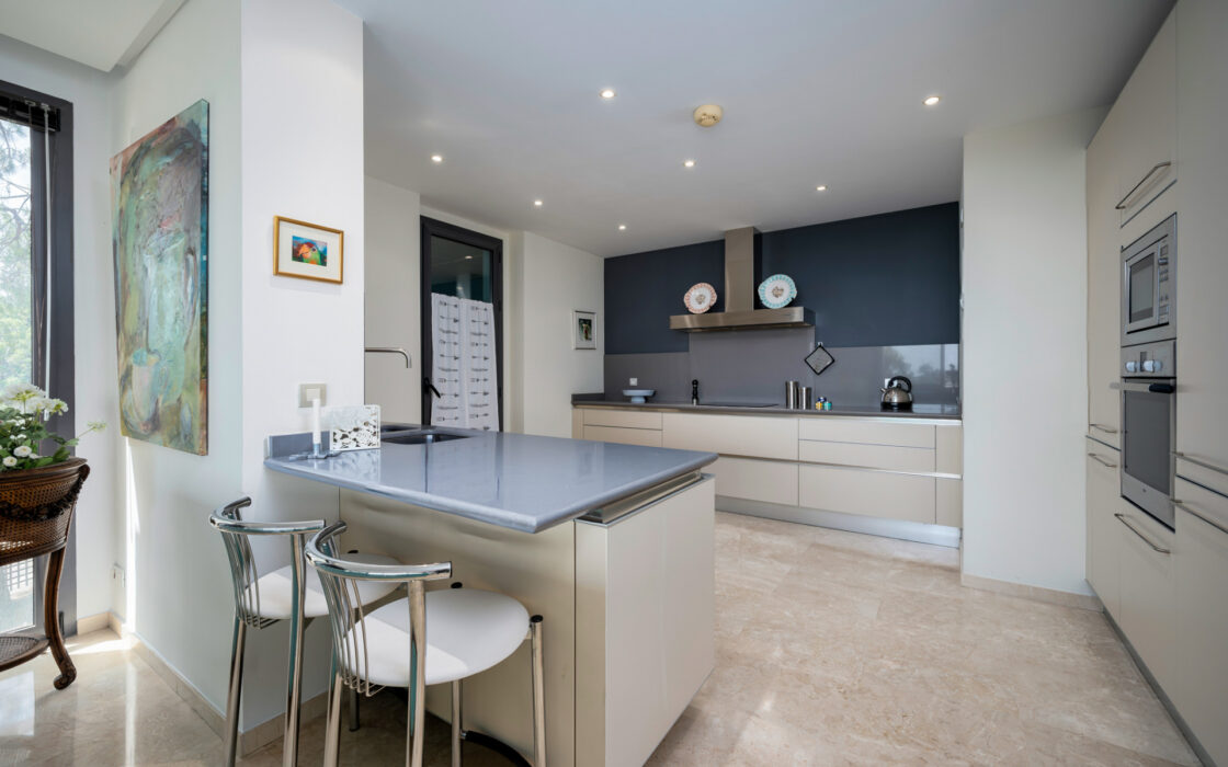 Четырехкомнатная квартира с террасой в Малаге 196 кв.м