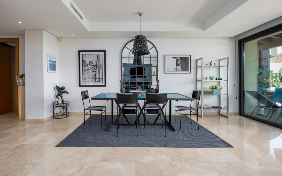 Четырехкомнатная квартира с террасой в Малаге 196 кв.м