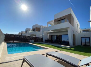 Вилла в Финестрате с 3 спальнями и бассейном у моря