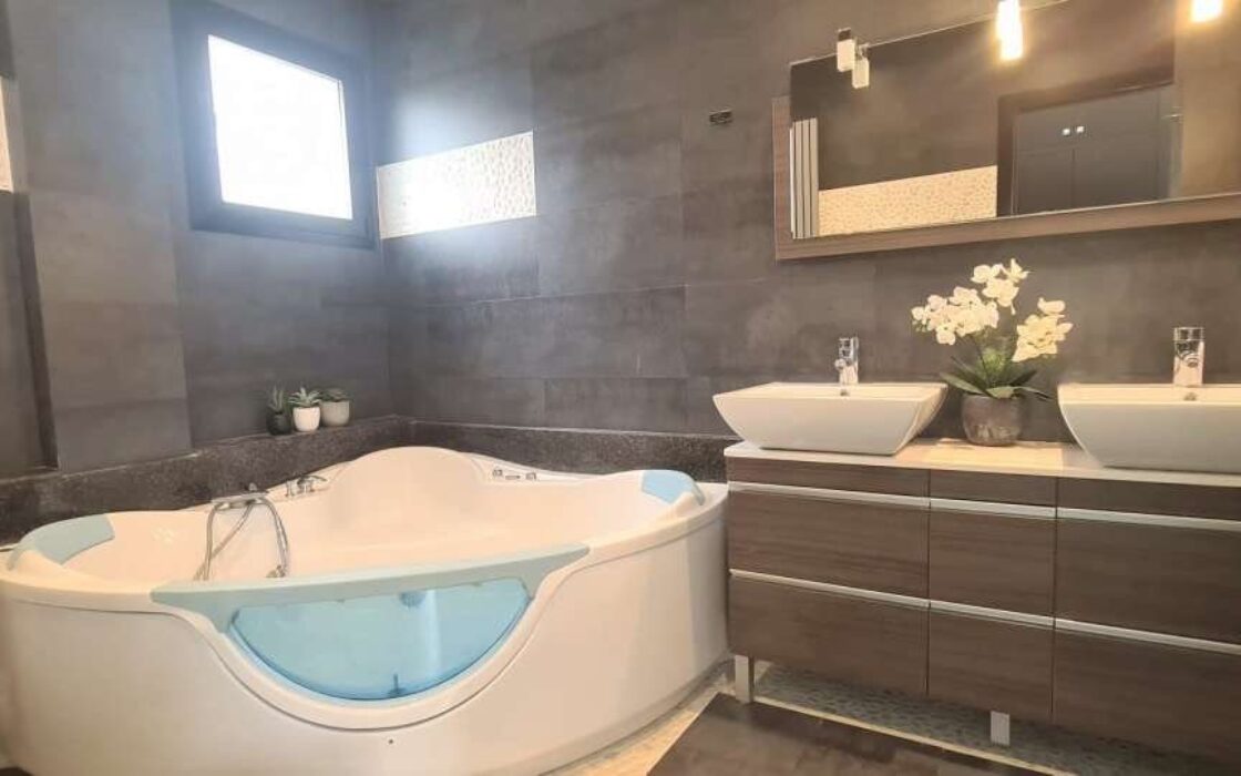 Вілла в Кальпе з 5 спальнями та басейном біля моря